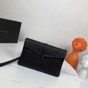 配盒子 Bv休闲手拿包采用进口打腊牛皮，独特的设计风格完美至极！让时尚变得无止境 那质感和 那手工无可挑剔，独一无二的它，大气中有内涵。所有材料都精挑细选用用心