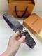 特 4.0宽 Lv Optic 双面腰带聚焦经典 Monogram 图案：一面呈现标志性印花帆布，另一面选用亮色皮革。色彩层叠令 Lv Optic 搭扣倍显瞩目