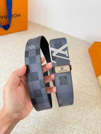 品名： Lv..路易..威登腰带皮带原单 型号：挂扣，经典纯钢材质挂扣，头层牛皮，图片实物拍摄 材料：头层牛皮，挂扣系列，纯钢材质扣头，镀钯电镀工艺永不掉色。原 - 点击图像关闭