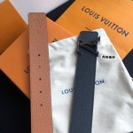 特 Louis Vuitton路易威登专柜挂扣款双面荔枝荔枝 双面均可根据服饰搭配调换使用.