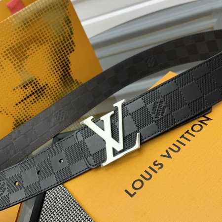 Lv Check 双面腰带以 Damier Infini 压纹皮革和深邃 Damier 帆布演绎两式风尚，再令 Marque L.Vuitton Déposée - 点击图像关闭