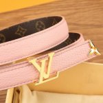 特 本款 Lv Iconic 双面腰带以纤细剪裁迎接新季，搭配标志性 Iconic 搭扣，无论展现 Monogram Reverse 帆布或素雅牛皮粉色荔枝纹，