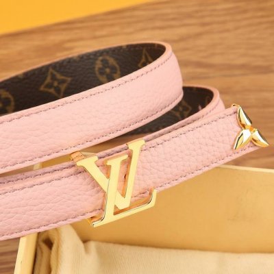 特 本款 Lv Iconic 双面腰带以纤细剪裁迎接新季，搭配标志性 Iconic 搭扣，无论展现 Monogram Reverse 帆布或素雅牛皮粉色荔枝纹，
