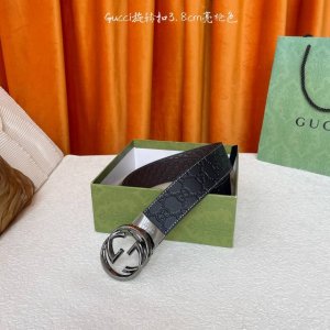 Gucci新款腰带，一面经典压大花，一面咖色压小花，搭配专柜精品旋转扣，两面可用，宽4.0Cm