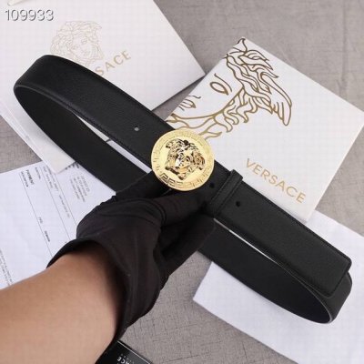 特 宽度4.0Cm 范思哲 此款腰带饰有标志性的versace美杜莎头像扣，彰显品牌格调。是一款精美的衣橱必备单品。