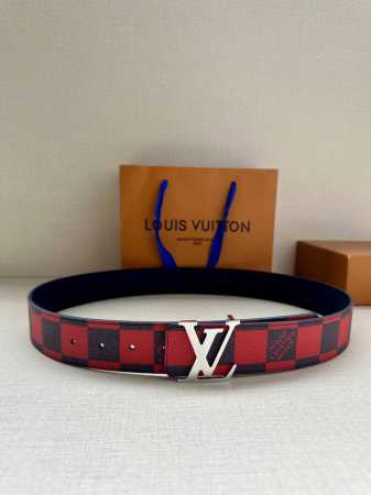 特 本款 Lv Initiales 双面腰带出自 春夏男装秀场，为 Damier Pop 帆布浸染潮流新色，翻转可见光滑素雅牛皮革。Lv 字母搭扣与崭新 Lou - 点击图像关闭