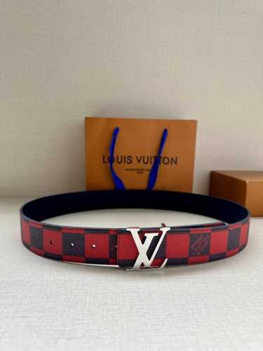 特 本款 Lv Initiales 双面腰带出自 春夏男装秀场，为 Damier Pop 帆布浸染潮流新色，翻转可见光滑素雅牛皮革。Lv 字母搭扣与崭新 Lou