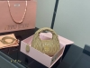 羊皮配折叠盒 Size：20*11Cm Miumiu保龄球包包甜度刚好！ 很难不爱啊啊！ 又奶又千金的感觉！ 可手拎也可斜挎 绝对不是小废包哦容量足足的~~ 出