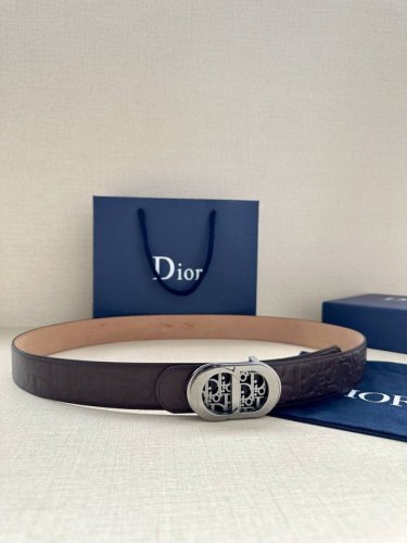 特 Dior 这款金属覆层黄铜腰带扣是二零二四春季系列新品，展示 Cd Icon 标志和 Oblique Cosmo 图案，致敬 Dior 的经典图案。可与各式