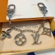 Lv钥匙扣 包饰 包包挂件 金色&银色 M01188 Spring Street Chain 包饰将 Monogram 花卉和 Lv 字母等经典元素化为袖珍挂饰