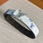 图片包装盒+ Lv 宽4.0Cm 双面腰带将两式经典融于一处。Monogram 印花瞩目放大，与焕新 Monogram Giant 系列相得益彰；Monogra