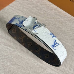 图片包装盒+ Lv 宽4.0Cm 双面腰带将两式经典融于一处。Monogram 印花瞩目放大，与焕新 Monogram Giant 系列相得益彰；Monogra