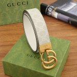 特 Gucccci 两面用腰带！尺寸:4.0Cm，带身正面采用米色和乌木色Gg Supreme帆布打造，反面以米色皮革 ，搭配Gg互扣式铜金属旋转扣头意大利时尚