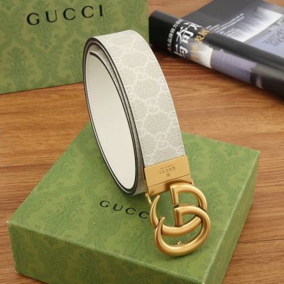 特 Gucccci 两面用腰带！尺寸:4.0Cm，带身正面采用米色和乌木色Gg Supreme帆布打造，反面以米色皮革 ，搭配Gg互扣式铜金属旋转扣头意大利时尚