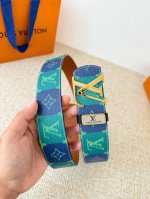 品名： Lv..路易..威登腰带皮带原单 型号：挂扣，经典纯钢材质挂扣，头层牛皮，图片实物拍摄 材料：头层牛皮，挂扣系列，纯钢材质扣头，镀钯电镀工艺永不掉色。原