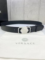 特 宽度4.0Cm Versaec 范思哲 此款时尚腰带由柔软的小牛皮革制成，饰有立体美杜莎原单钢扣 五金采用真空电镀 。