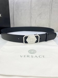 特 宽度4.0Cm Versaec 范思哲 此款时尚腰带由柔软的小牛皮革制成，饰有立体美杜莎原单钢扣 五金采用真空电镀 。