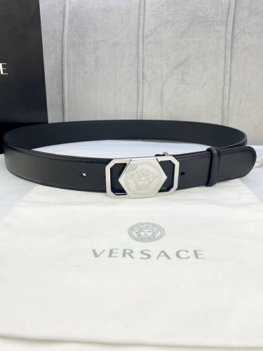 特 宽度4.0Cm Versaec 范思哲 此款时尚腰带由柔软的小牛皮革制成，饰有立体美杜莎原单钢扣 五金采用真空电镀 。