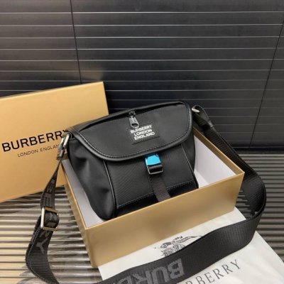Burberry 巴宝莉 印花斜挎包翻盖邮差包 单肩包 男女通用 经典百搭 实物拍摄 原厂原版面料 配送防尘袋 礼盒 18 X 21 Cm。