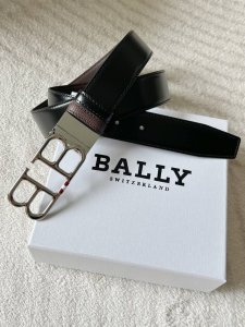 Bally 巴利 男士休闲商务双用腰带 宽3.4Cm 采用双面设计 一面光滑进口皮黑色 反面黑色掌纹头层牛皮 搭配镀钯五金升级款Bally 双B字搭扣，面上饰有