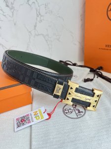 品名： 爱玛仕.Hermes腰带·皮带·原单 型号：挂扣，经典纯钢材质扣头，双面头层牛皮，图片实物拍摄 材料：双面头层牛皮，挂扣系列，纯钢材质扣