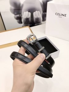 赛林Celine腰带选用珍贵奢华皮革精制而成，均为天然皮革，金色金属Triomphe 配领扣带扣，1.8Cm宽，