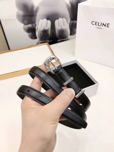 赛林Celine腰带选用珍贵奢华皮革精制而成，均为天然皮革，金色金属Triomphe 配领扣带扣，1.8Cm宽，