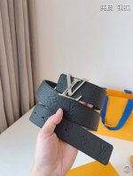 Lv皮带宽度：4.0Cm 专柜同步最新系列，搭配精致雕扣头 媲美代购欢迎对比时尚百搭，品味的体现，休闲高大上！ Iphone实物实拍， 腰带上身效果超好，抓紧转