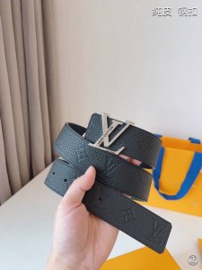 Lv皮带宽度：4.0Cm 专柜同步最新系列，搭配精致雕扣头 媲美代购欢迎对比时尚百搭，品味的体现，休闲高大上！ Iphone实物实拍， 腰带上身效果超好，抓紧转