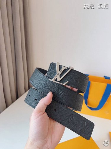 Lv皮带宽度：4.0Cm 专柜同步最新系列，搭配精致雕扣头 媲美代购欢迎对比时尚百搭，品味的体现，休闲高大上！ Iphone实物实拍， 腰带上身效果超好，抓紧转