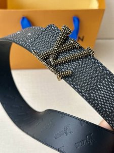 特 这条Lv花40毫米可逆腰带以现代的方式重温了房子的历史元素 帆布侧饰有格子图案H Ritage Graphique 带有签名 L.Vuitton商标 而皮革
