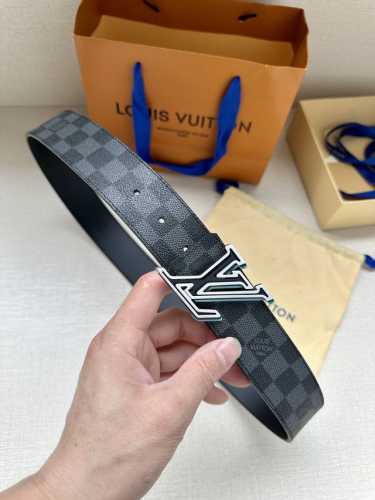 lv Speed 双面腰带借由金属搭扣的反差色彩洋溢动感格调，可为牛仔造型或商务着装平添潮流意味。Monogram 帆布和柔滑牛皮革提供多种搭配选择