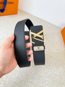 品名： Lv..路易..威登腰带皮带原单 型号：挂扣，经典纯钢材质挂扣，头层牛皮，图片实物拍摄 材料：头层牛皮，挂扣系列，纯钢材质扣头，镀钯电镀工艺永不掉色。原