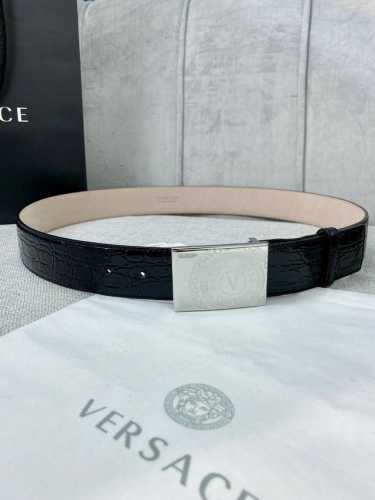 宽度4.0Cm。Versace 范思哲 此款石头纹砂底腰带饰有标志性的versace美杜莎头像带扣，彰显品牌格调。是一款精美的衣橱必备单品。