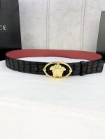 特 宽度4.0Cm Versace范思哲采用精挑细选进口牛皮，此款鹿皮腰带配有醒目的美杜莎头像搭扣，可为任何造型增添几分立体雅致效果。