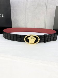 特 宽度4.0Cm Versace范思哲采用精挑细选进口牛皮，此款鹿皮腰带配有醒目的美杜莎头像搭扣，可为任何造型增添几分立体雅致效果。