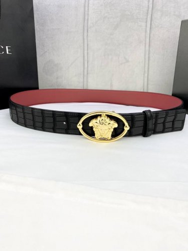 特 宽度4.0Cm Versace范思哲采用精挑细选进口牛皮，此款鹿皮腰带配有醒目的美杜莎头像搭扣，可为任何造型增添几分立体雅致效果。