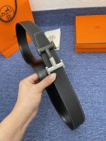 品牌爱玛仕 No.550 描述经典系列新品腰带，采用小牛皮材质，完美搭配手工车线，经典配色，可搭配商务西装或更为休闲的造型。腰带为法国尺寸，请在购买前参阅腰带尺