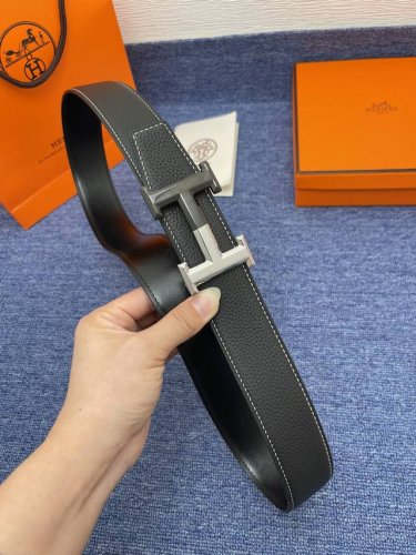 品牌爱玛仕 No.550 描述经典系列新品腰带，采用小牛皮材质，完美搭配手工车线，经典配色，可搭配商务西装或更为休闲的造型。腰带为法国尺寸，请在购买前参阅腰带尺