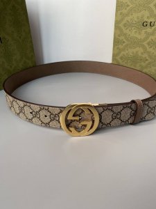 Gucci古驰3.5Cm方形G搭扣双面皮带，带身用料帆布和咖啡皮质双面设计。质感细腻舒适，时尚度爆棚。65676190