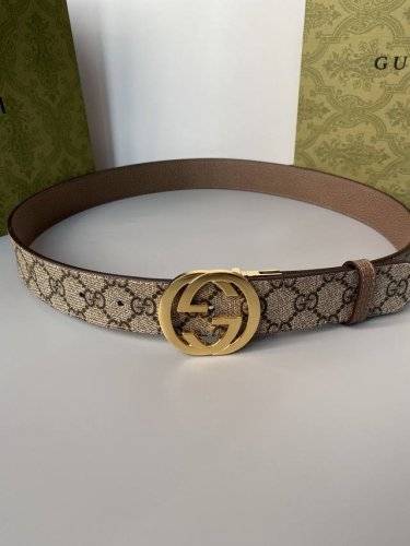 Gucci古驰3.5Cm方形G搭扣双面皮带，带身用料帆布和咖啡皮质双面设计。质感细腻舒适，时尚度爆棚。65676190