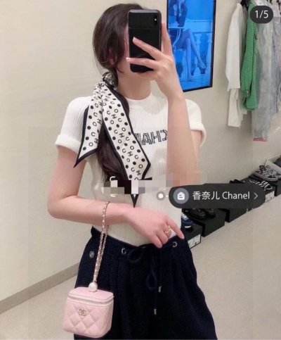 爆款山茶蝴蝶结发圈，Chanel 真的太懂女生了，暗纹提花的真丝发圈真的超有气质，很有法式气质的一款，重磅暗纹提花真丝面料，怎么用都好看，黑米二色