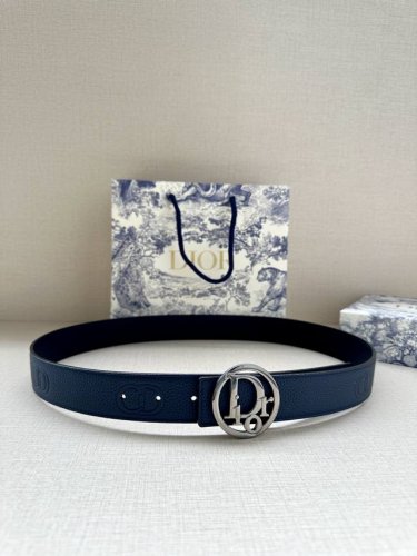特 宽度3.5Cm Dior 这款金属覆层黄铜腰带扣是春季系列新品，致敬经典的 Oblique 图案。可与各式 35 毫米腰带搭配，彰显优雅气质与视觉风格。
