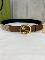 特 宽度4.0Cm Gucci 这款腰带在早秋系列中惊艳亮相，采用以标志性米色 乌木色组合呈现的品牌双G字母交织图案，与黑色皮革材质相得益彰。双G 6.0Mm厚