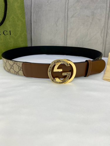 特 宽度4.0Cm Gucci 这款腰带在早秋系列中惊艳亮相，采用以标志性米色 乌木色组合呈现的品牌双G字母交织图案，与黑色皮革材质相得益彰。双G 6.0Mm厚