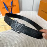 寬度：40Mm Lv Pyrmide Truck L Oeii雙面腰帶 驢家 海外原單代特供 面為進口小牛皮壓飾有標誌性品牌圖案效果工藝 原廠配色柔軟小牛皮底