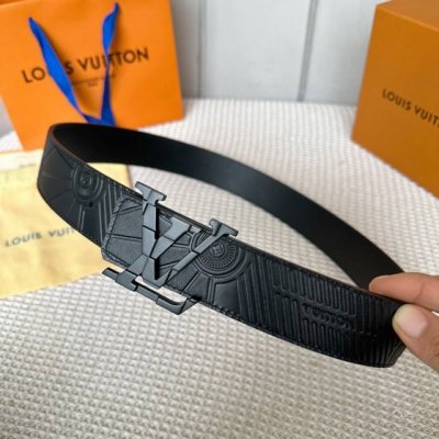 寬度：40Mm Lv Pyrmide Truck L Oeii雙面腰帶 驢家 海外原單代特供 面為進口小牛皮壓飾有標誌性品牌圖案效果工藝 原廠配色柔軟小牛皮底