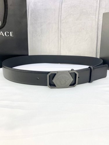 宽度4.0Cm Versaec 范思哲 此款时尚腰带由柔软的小牛皮革制成 饰有立体美杜莎原单钢扣 五金采用真空电镀