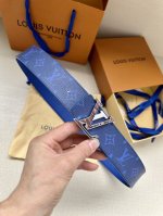 特 本款4.0宽 Lv Initiales 双面腰带响应当季 Taigarama 皮具系列的热烈号召，为 Monogram 帆布一面涂抹明快新色，另一面选用柔滑