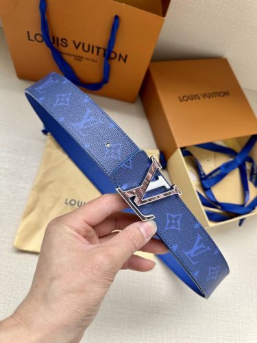 特 本款4.0宽 Lv Initiales 双面腰带响应当季 Taigarama 皮具系列的热烈号召，为 Monogram 帆布一面涂抹明快新色，另一面选用柔滑